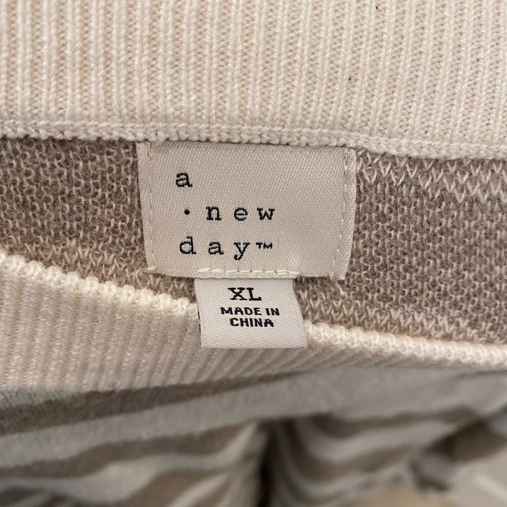 Sweater​​​​​​​​​​​​ - Picture 2 of 2